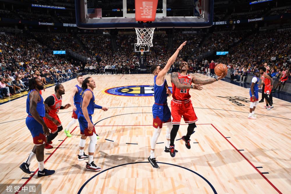 场上飞奔 场上飞奔