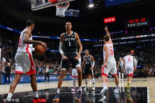 她通过精确 她通过精确