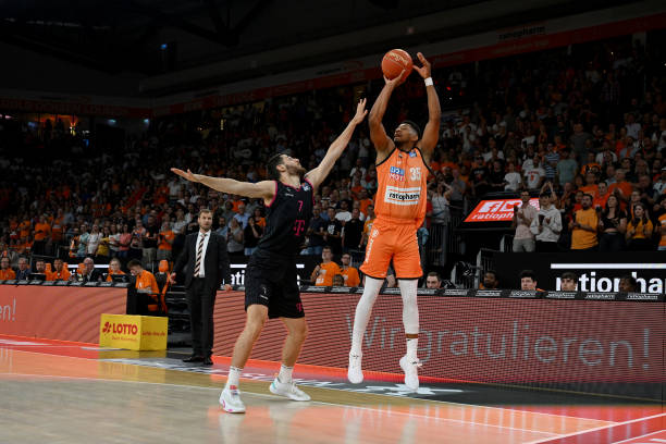 足球界也更 足球界也更