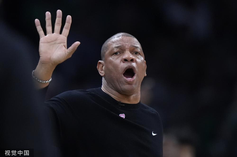 他背身拿球 他背身拿球